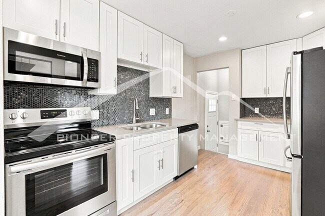 Building Photo - Charming Home with Central AC and Fenced Yard