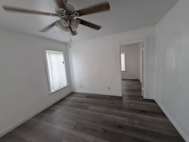 Building Photo - 1412 Leafdale Ave