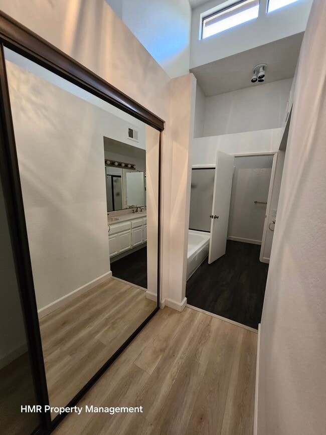 Building Photo - Beautiful 3-Bed, 3-Bath Condo in Prime Cla...