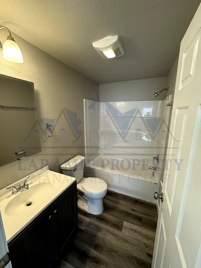 Building Photo - 4-Bedroom, 4.5 bath Condo - $1,000 off Sep...