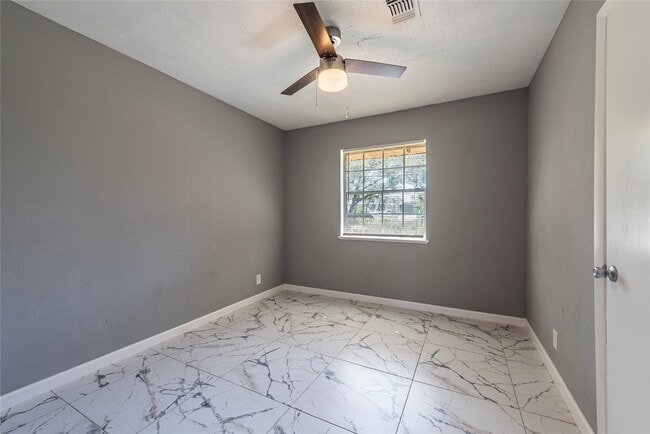 Building Photo - 2511 Meadow Ln