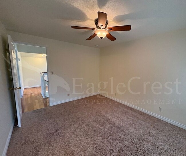 Building Photo - Three Bedroom Townhome Near Country Club G...