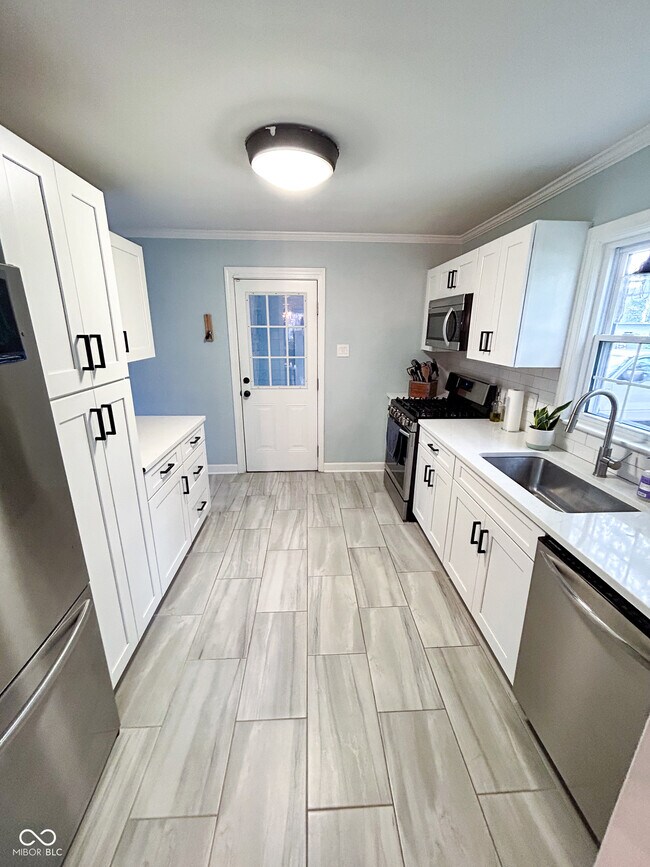 Building Photo - 5805 Norwaldo Ave