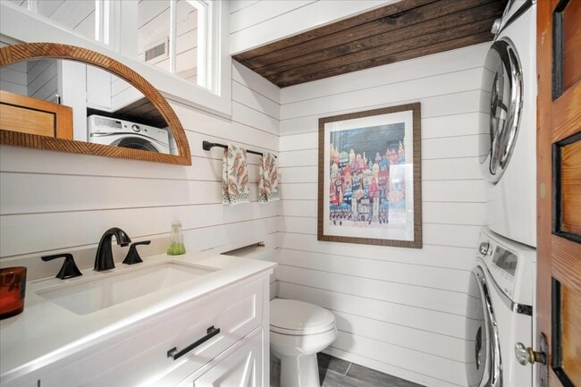 Building Photo - 237 Coming St