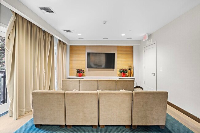 Building Photo - 250 Henley Pl