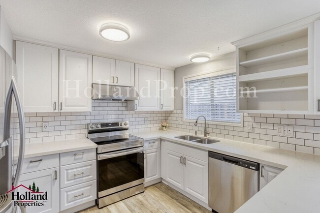 Building Photo - Charming Single-Level Hillsboro Home with Fenced Backyard!