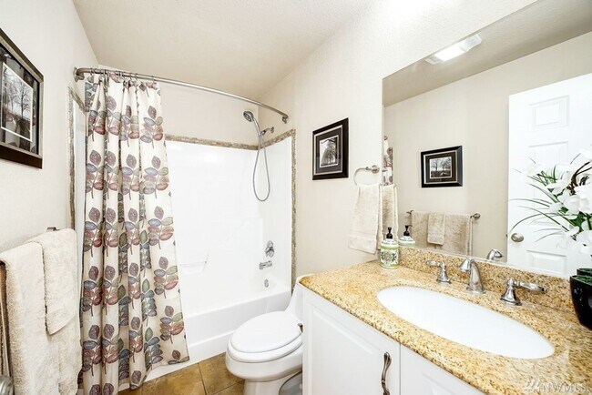 Building Photo - AVAILABLE AUGUST 1ST >> Beautiful Fully Remodeled 2BR/1BA Condo in Seattle!