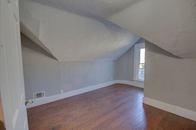 Building Photo - 2230 Redwood Ave