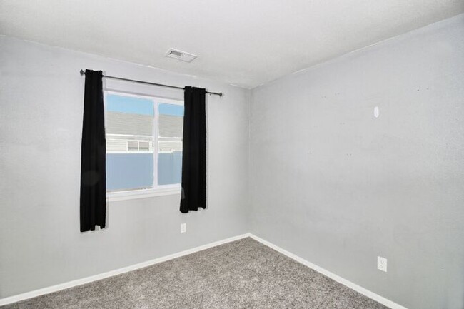 Building Photo - Charming 3 Bed, 2 Bath Townhome in Orchard...