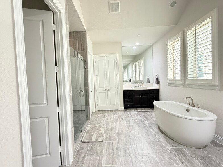 Building Photo - 6817 Golf Club Dr