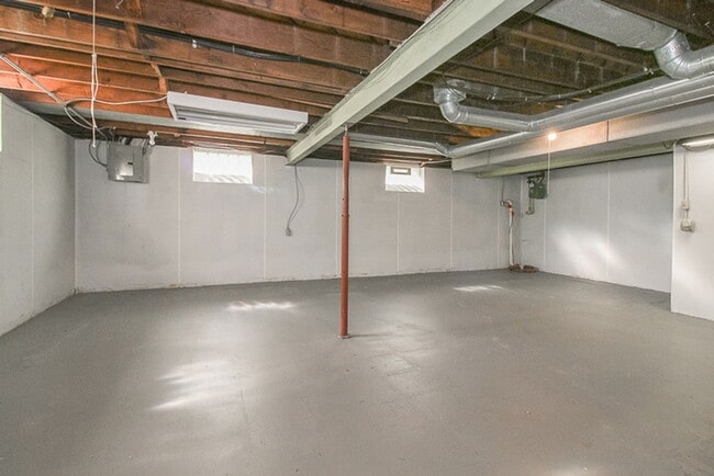 Building Photo - 3 bedroom Spacious Cape Cod!