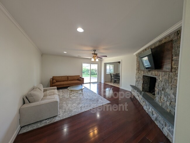Building Photo - 4626 S Maplewood Ave