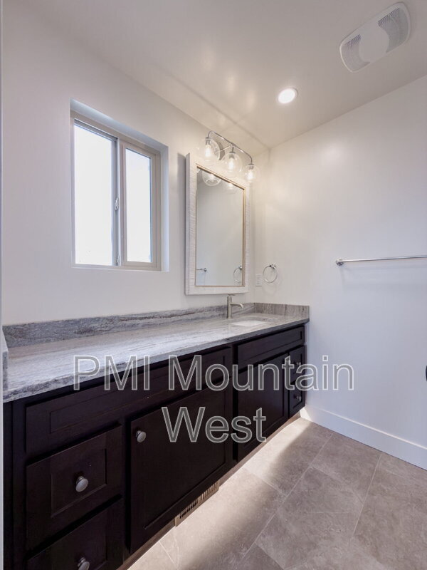 Building Photo - 345 S 850 E