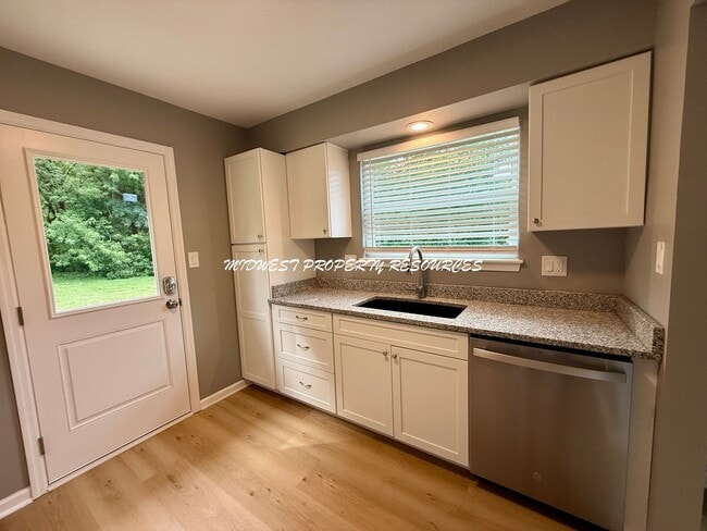 Building Photo - Large Updated 3 Bedroom/2 Bath Duplex in L...