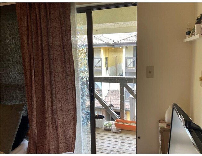 Building Photo - 806 W 24th St