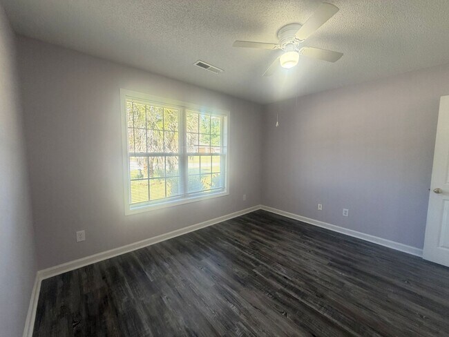 Building Photo - 3560 Oleander Dr