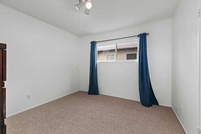 Building Photo - 6233 Hobart St