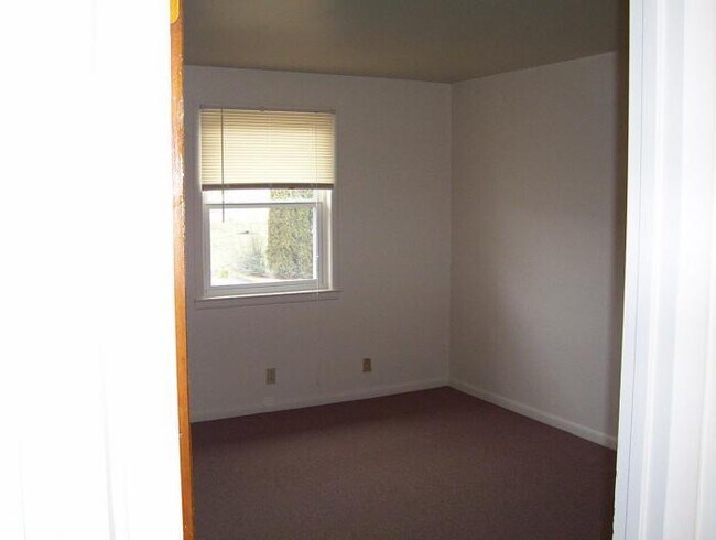 Building Photo - 3 bedroom in Madisonville KY 42431
