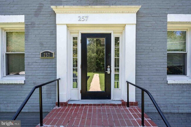 Building Photo - 257 Newcomb St SE