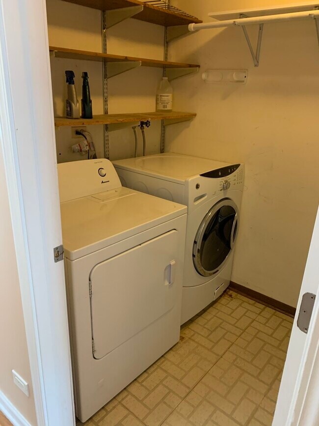 Building Photo - 412 Sandhurst Cir