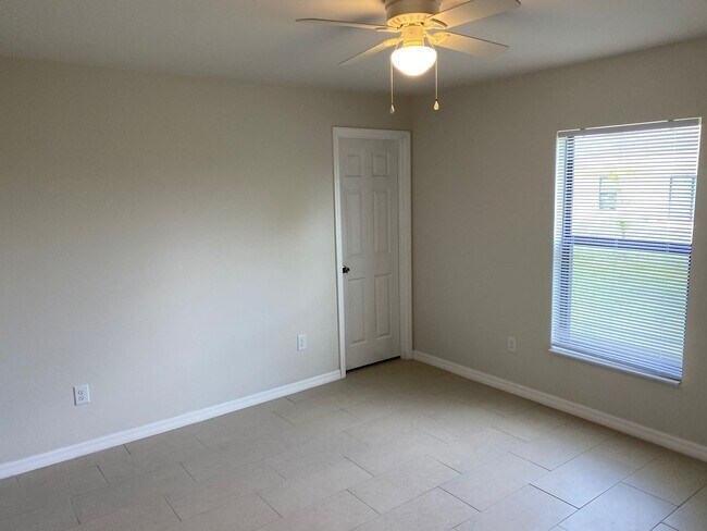 Building Photo - Available Now Stunning 3 bedroom 2 bathroom duplex