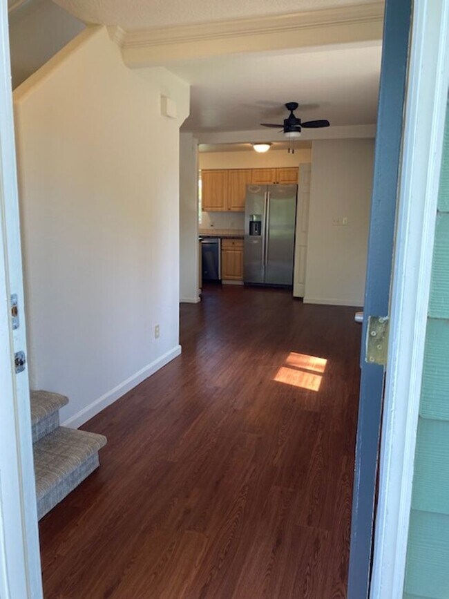 Building Photo - 2bd 1ba Updated Camas Townhome w/ 1214 sq ft!