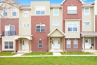 Building Photo - GREAT LOCATION!! 3 Bedroom, 2.5 Bathroom Townhome in West Des Moines!
