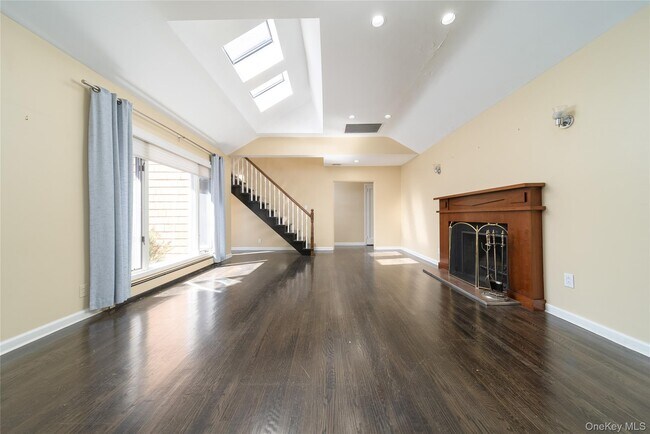 Building Photo - 143 Round Hill Rd