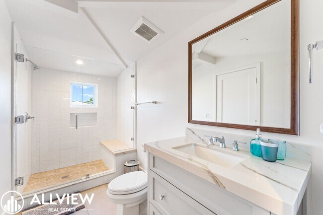 Building Photo - Gorgeous 3 bed 3.5 bathroom home available...