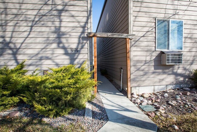 Building Photo - 1906 S 14th St W