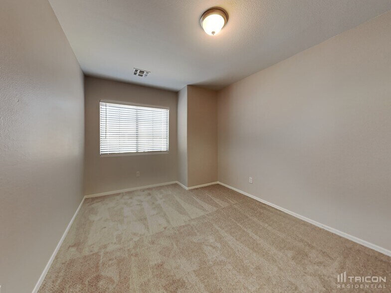 Building Photo - 12827 W Ash St