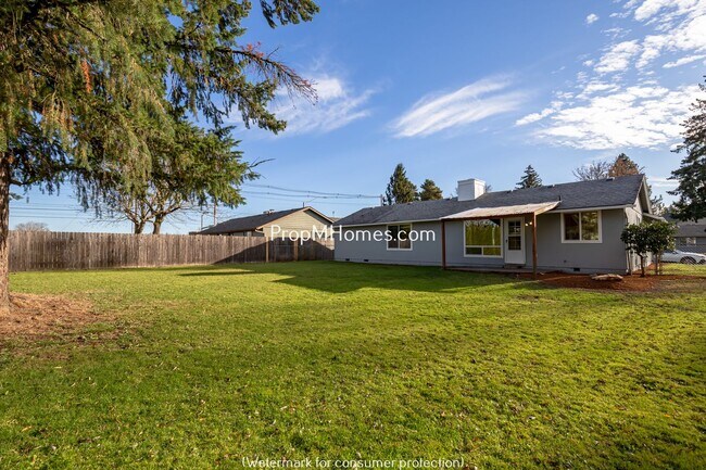 Building Photo - Three Bedroom Ranch In Central Hillsboro w/ Large Fenced Yard!