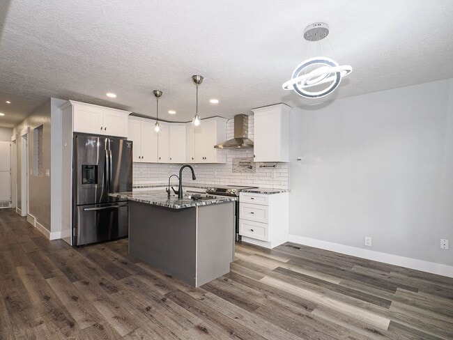 Building Photo - 5 Bedroom, 2.5 Bathrooms Home