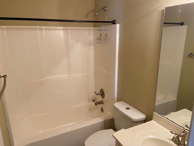 Building Photo - 3 Bed/2 Bath