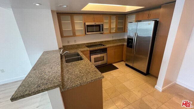 Building Photo - 13700 Marina Pointe Dr