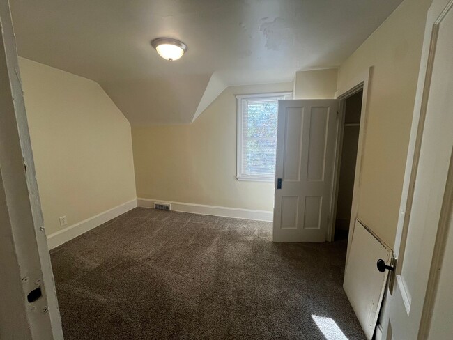 Building Photo - 2 BR/bonus room 1 bath home in West Sevent...