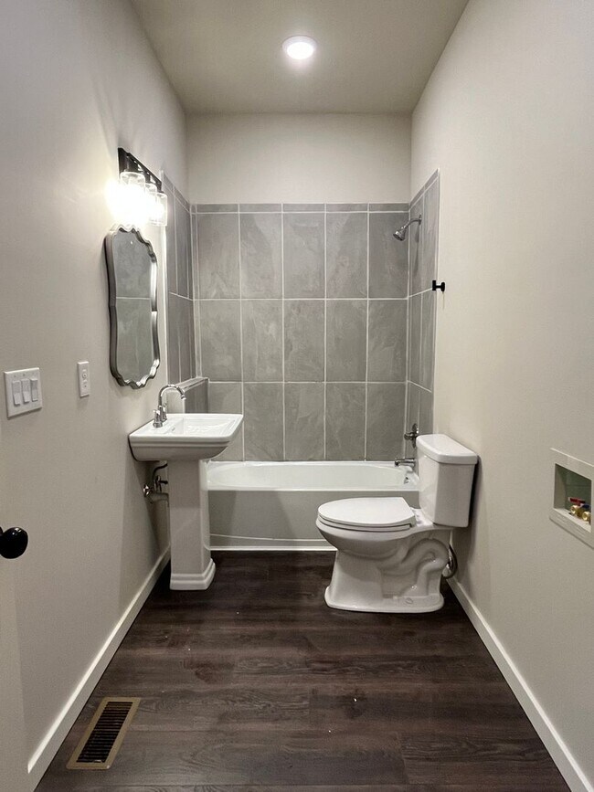 Building Photo - Modern Two Bedroom Two Full Bath House