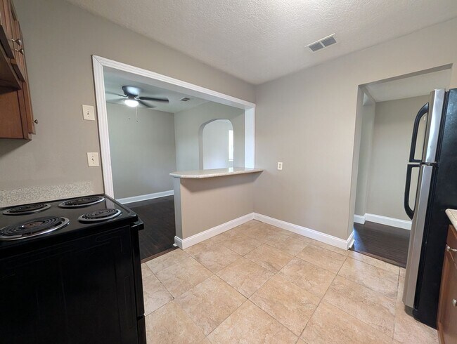 Building Photo - AVAILABLE NOW!! 3/1 Updated and Ready for a move-in!
