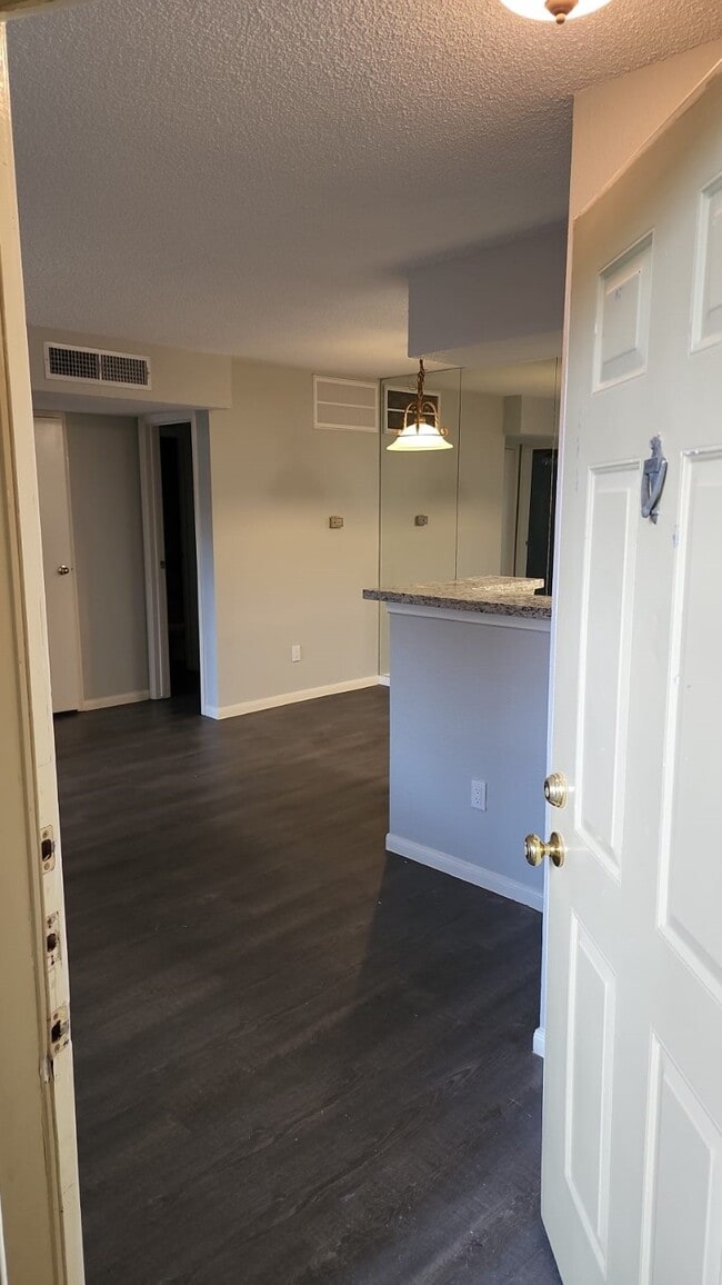 Building Photo - 11201 Lynbrook Dr