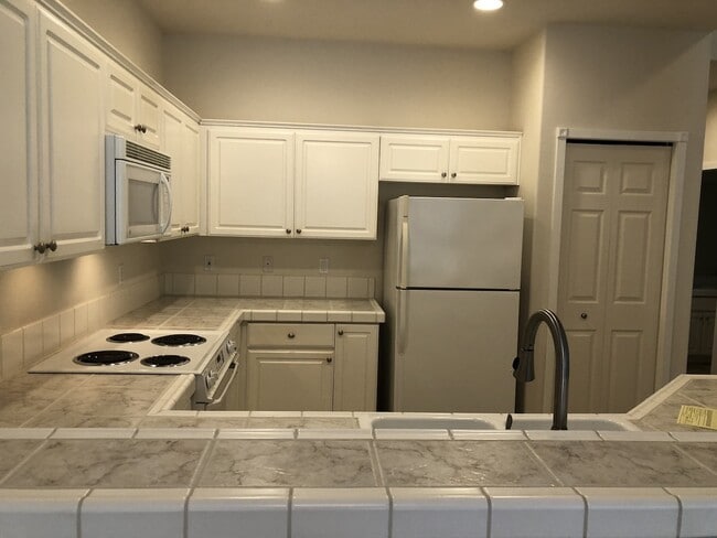 Building Photo - Beautiful Townhouse in Prime Tigard Locati...
