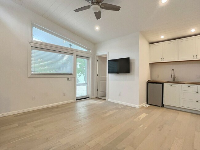 Building Photo - 5 BD / 4 BA - Stunning Mountain View Home ...