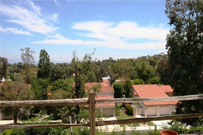 Building Photo - Large 1 Bed/1.5 Bath in Laguna Woods ( 55+ community)