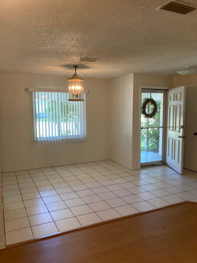 Building Photo - 213 Cotorro Ln