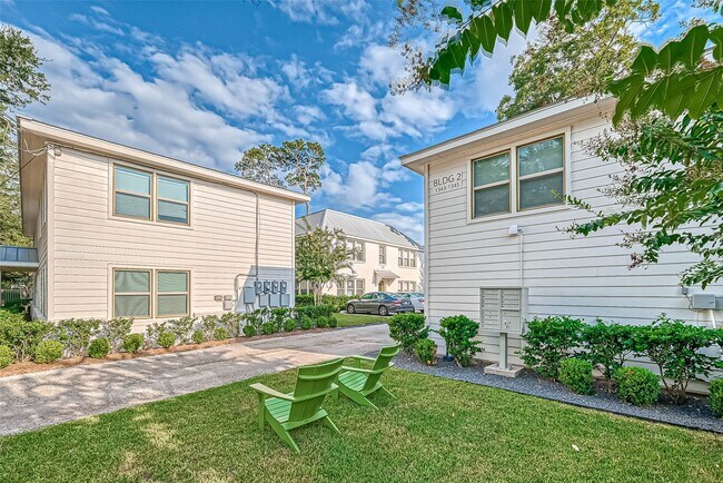 Building Photo - 1341 Cortlandt St