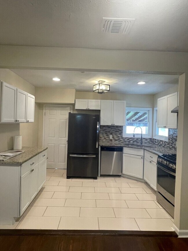 Building Photo - Charming Olmos Park Terrace Rental