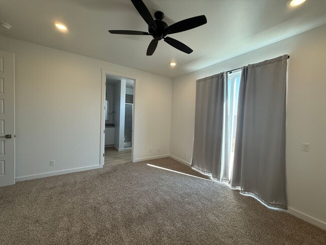 Building Photo - Pet Friendly 3 Bed 2.5 Bath Single Family ...
