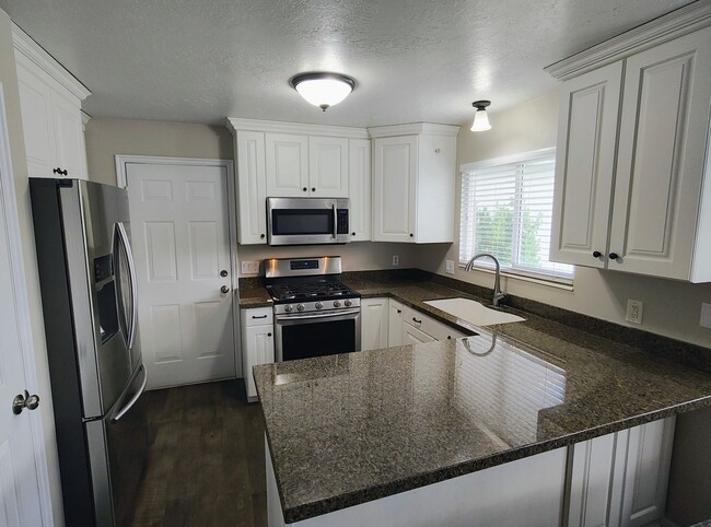 Building Photo - Great 4 Bd 3 Bath Home in Sandy