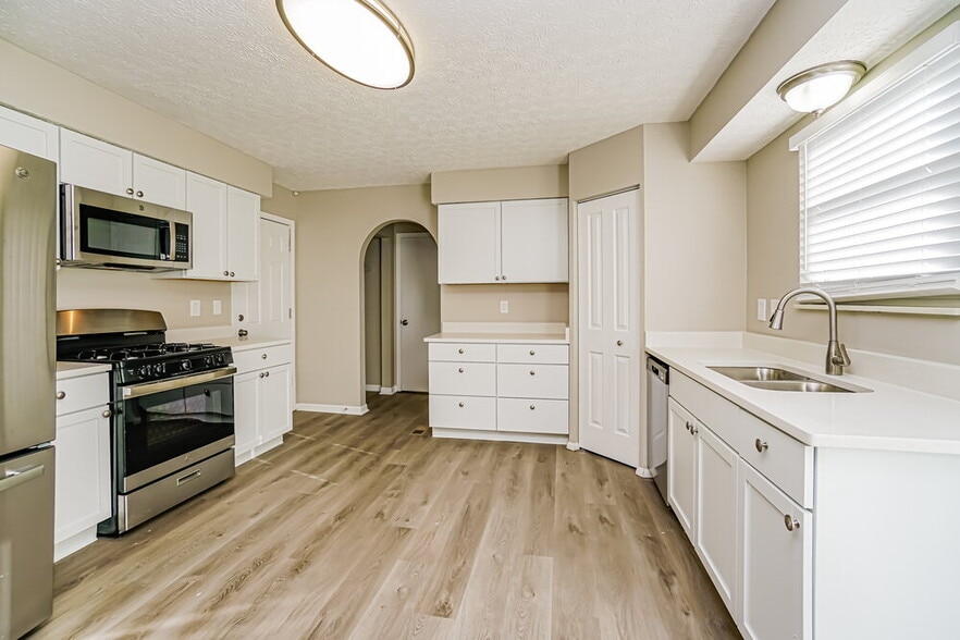 Building Photo - 6047 Rover Ln