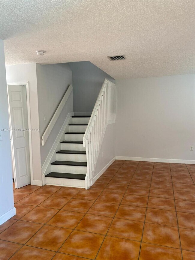 Building Photo - 6215 SW Kendale Lakes Cir