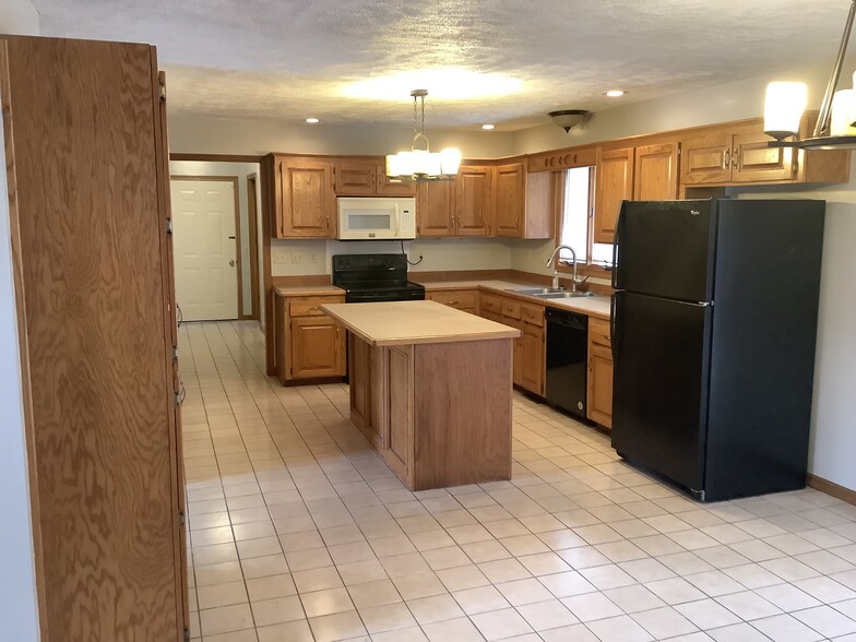 Kitchen with island - 930 Barks Rd E